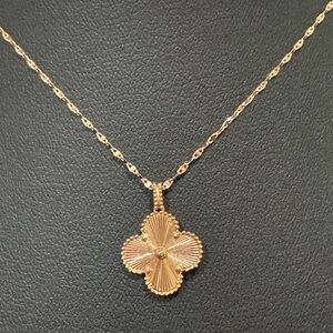 18k rosegold clover pendant with chain